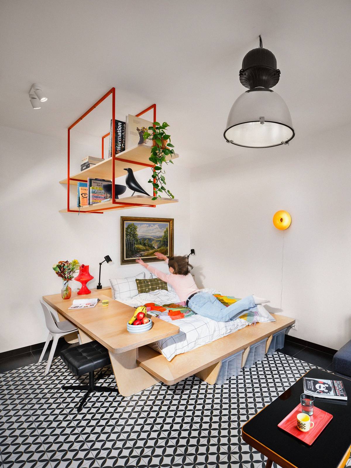 Postel a pracovní stůl v pokoji M tvoří jednotný celek.