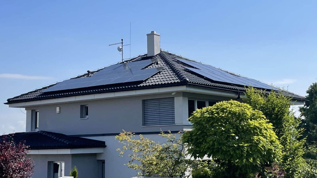 Nejlépe hodnocená firma na fotovoltaiku nově instaluje elektrárny s nulovou zálohou - Novinky