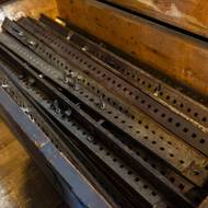 Skladba Tisíckrát pozdravujeme Tebe je nyní složená v krabici, melodie se ale dají střídat. 