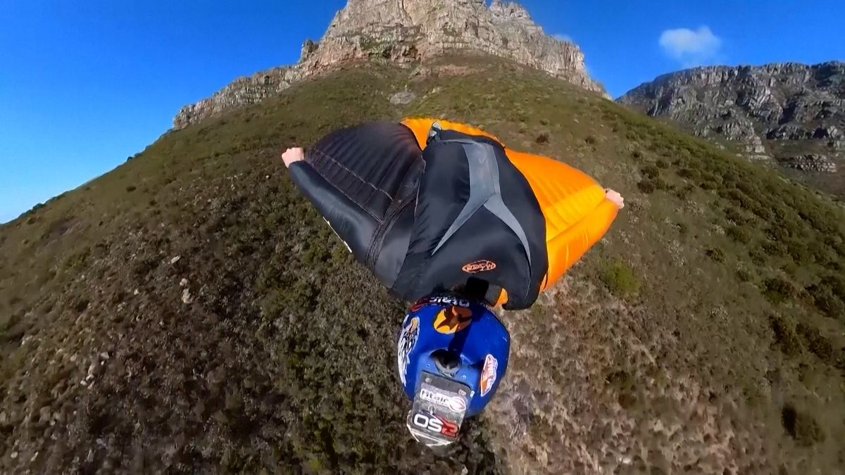 Ve wingsuitu se vznášel jen pár metrů nad Stolovou horou. Nejde o extrémní sport, tvrdí