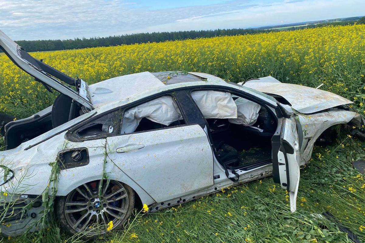 Nehodu, při které na Plzeňsku zemřel ženich cestou na svatbu, policie uzavřela. Jel moc rychle   