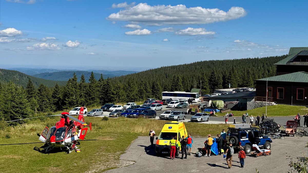 Sjezd z Pradědu na kole a koloběžce skončil vážnou nehodou, těžce zraněné zachraňoval vrtulník