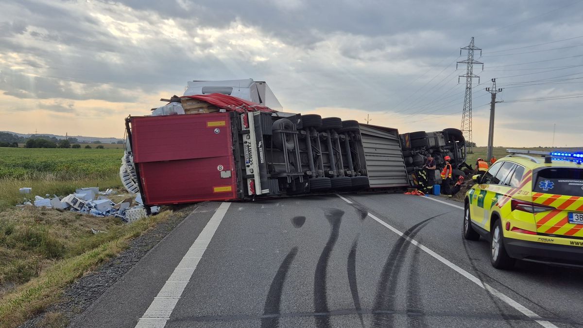 Řidič kamionu hledal v kabině lahev s pitím a napálil to do protijedoucího náklaďáku