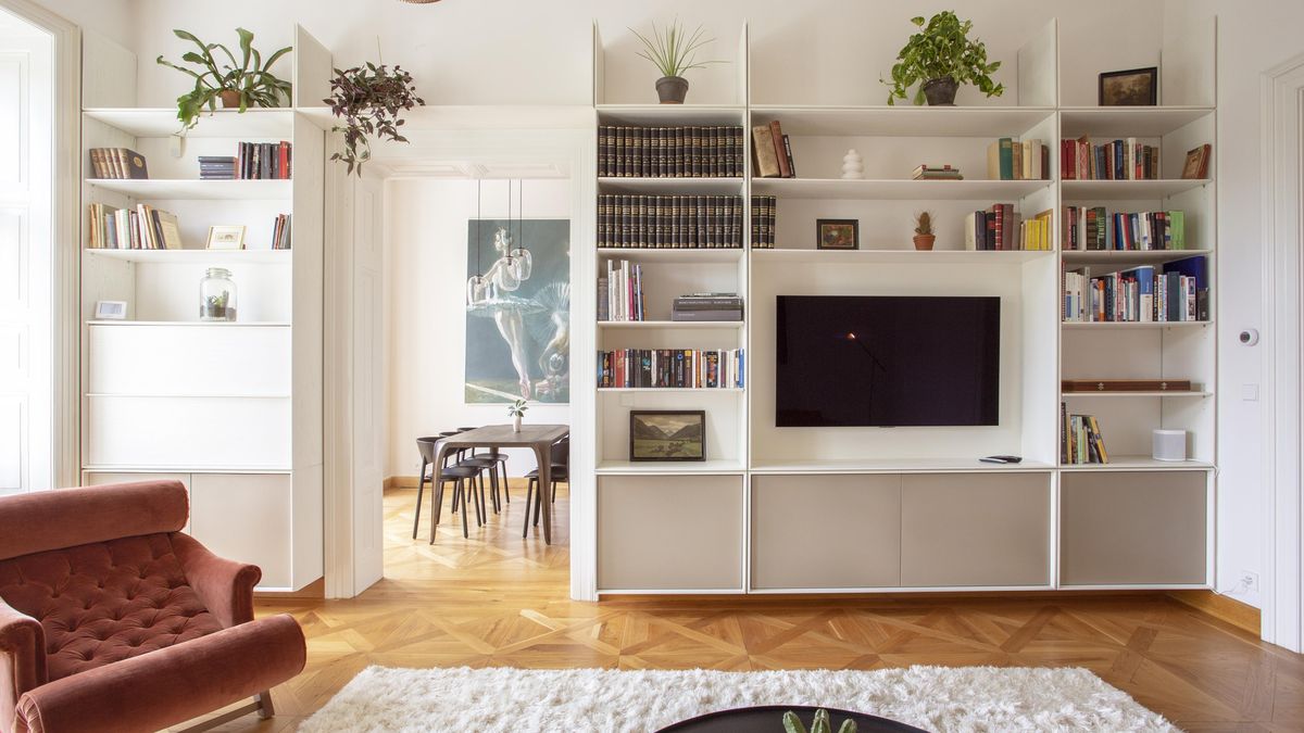 Interiér bytu krášlí triptych s baletkami a nábytek s jemnými fazetami na hranách
