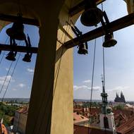 Ze zvonice Lorety je krásný výhled na Hradčany a dál na Prahu. 