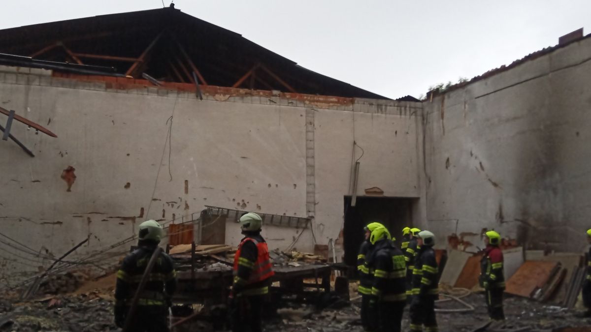 Na Českobudějovicku shořel sklad zemědělských strojů