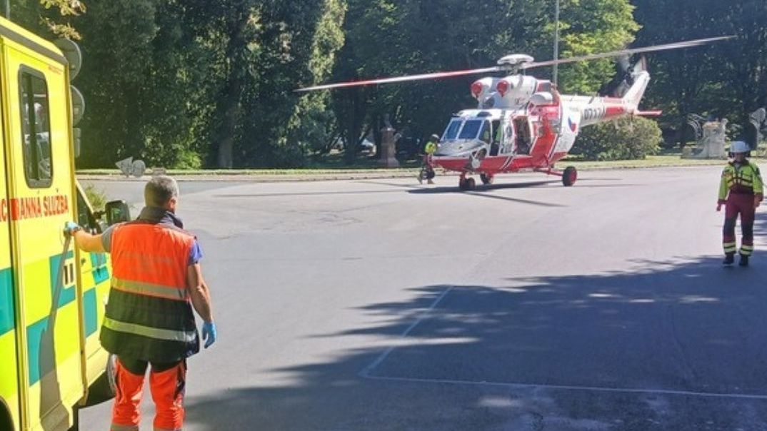Žena vypadla z okna karlovarského hotelu, zřejmě sama skočila