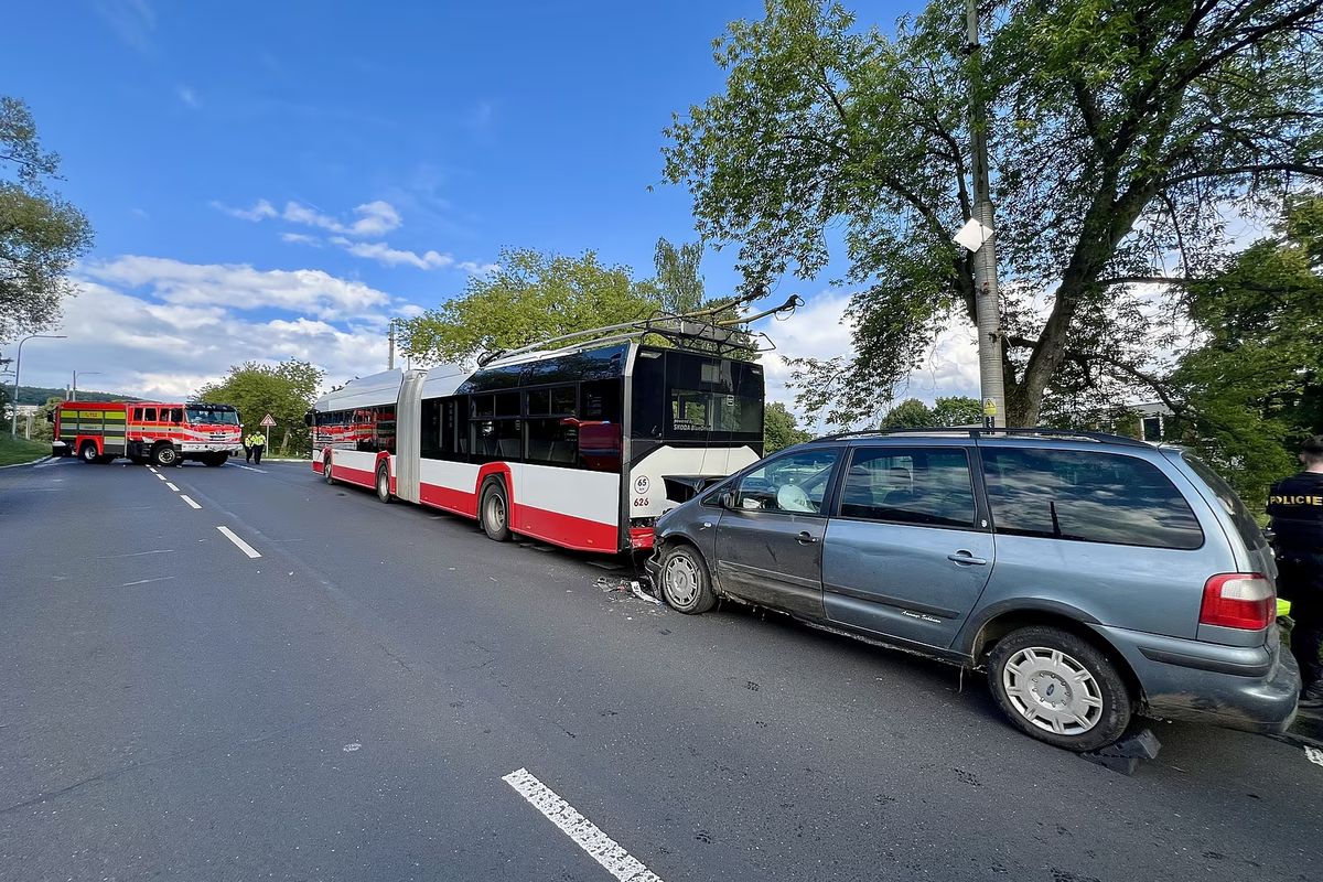 Řidič v Ústí nad Labem zemřel poté, co narazil do trolejbusu