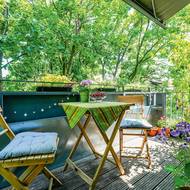 Balkonek je zařízený k příjemnému posezení v zeleni. Navíc se na něj vstupuje z obýváku i z ložnice.