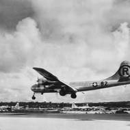 B-29 „Enola Gay“ přistává po atomovém bombardování Hirošimy v Japonsku 6. srpna 1945.