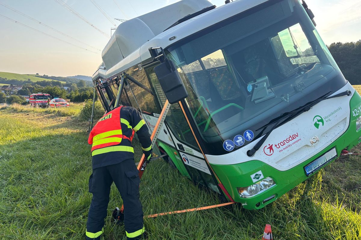 Autobus s cestujícími sjel na Novojičínsku do příkopu. Řidiče museli oživovat
