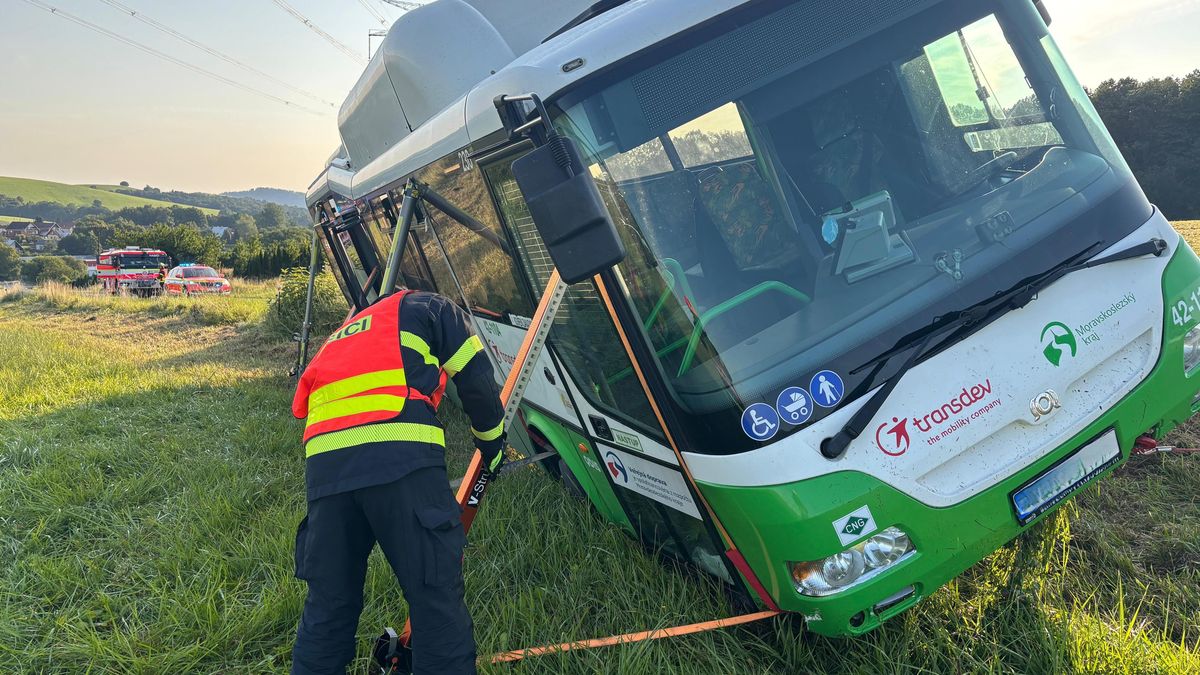 Autobus s cestujícími sjel na Novojičínsku do příkopu. Řidiče museli oživovat