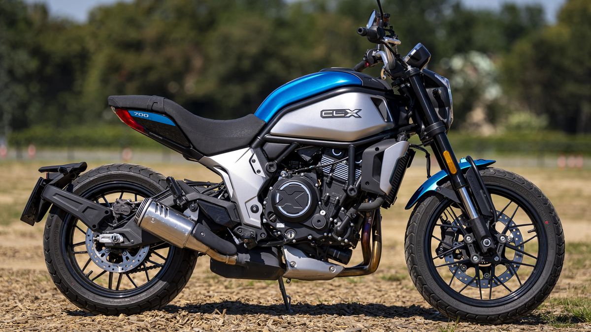 Test roadsteru CFMoto 700 CL-X: kavárny, okresky i šotolina