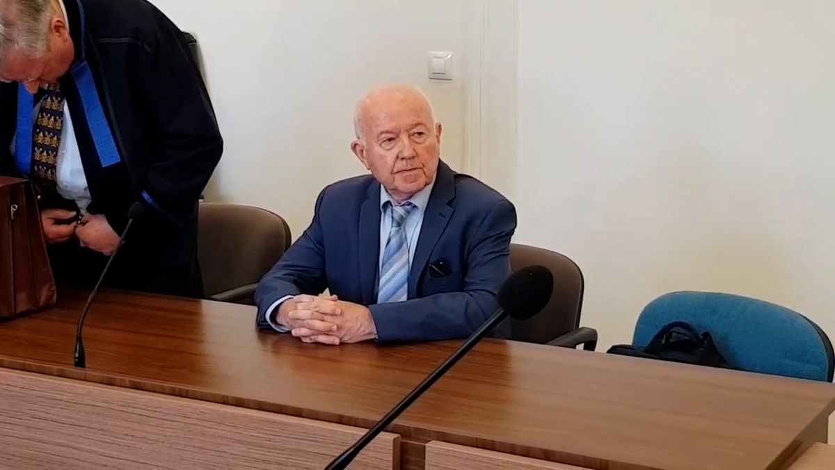 Psychiatr osahával pacientku a nutil ji, aby ho polonahá vozila na zádech po ordinaci, tvrdí obžaloba