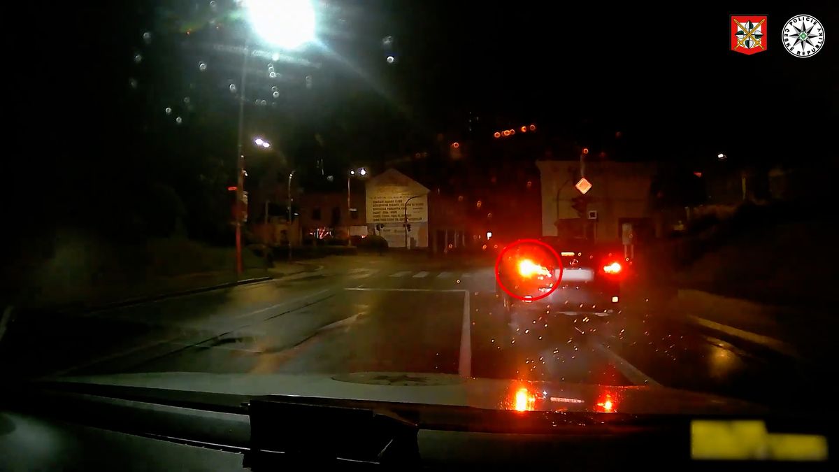 Mladý řidič v Hlinsku zadriftoval v křižovatce. Honičku s policií ukončila až namířená zbraň