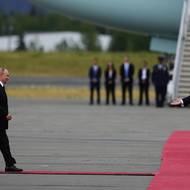 Oba prezidenti vystoupili ze svých letadel prakticky ve stejnou chvíli a potkali se na červeném koberci.