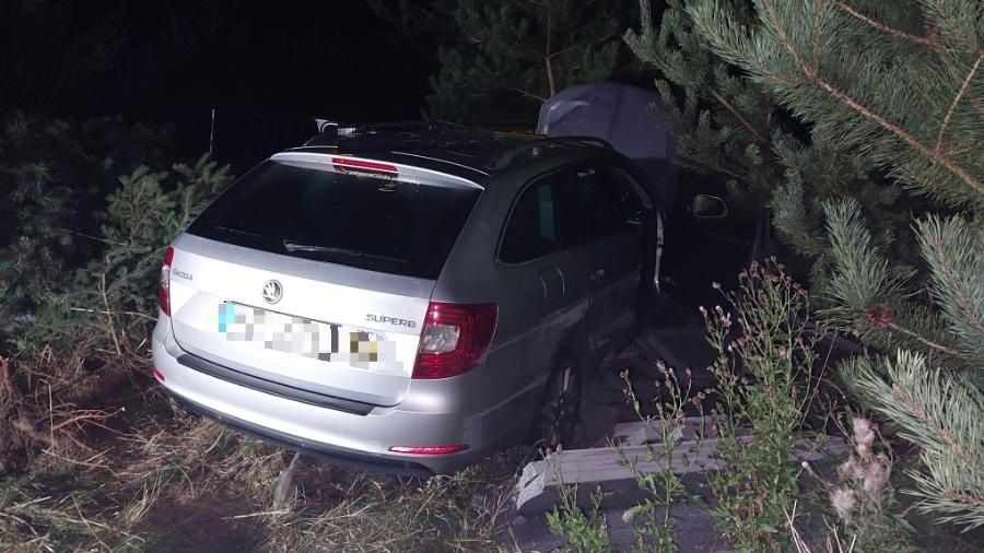 Řidič superbu na Jihlavsku narazil do zídky, na místě zemřel