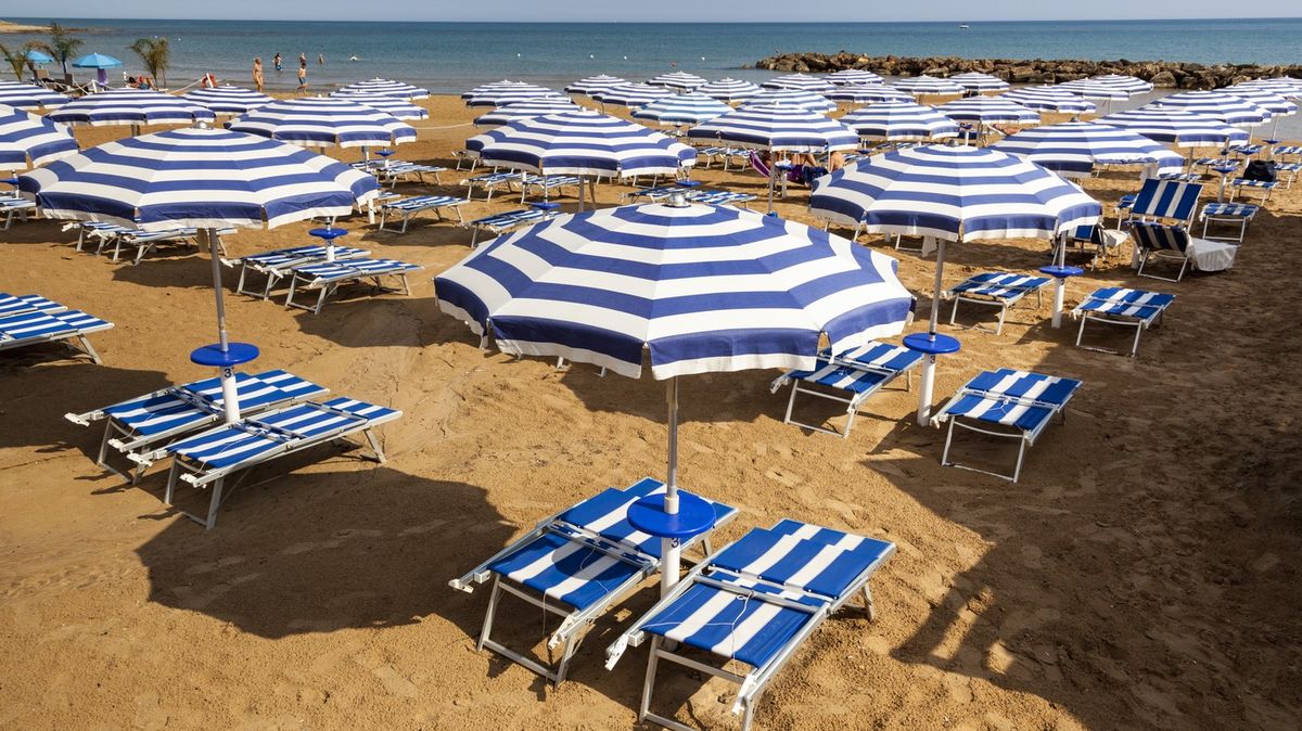 Italské pláže jsou prázdnější. Návštěvníky odrazují předražená lehátka a slunečníky