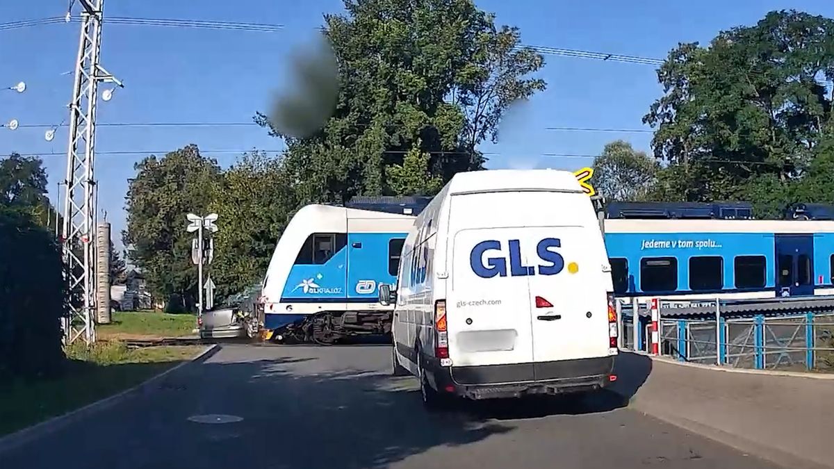 Řidič ve Šternberku ujížděl hlídce a na přejezdu ho smetl vlak. Policie zveřejnila video