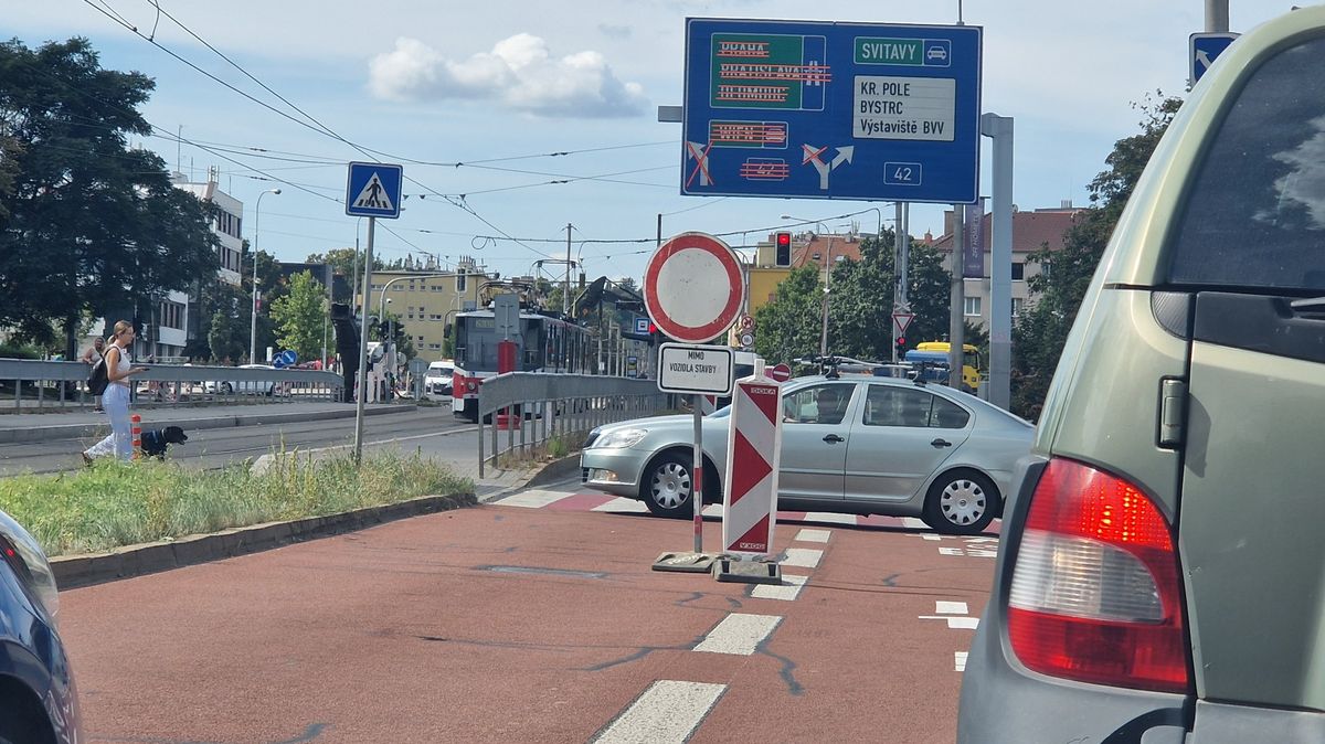 Kolony na okruhu v Brně zmizí kvůli dříve dokončeným pracím, jinde se ale budou řidiči dál trápit