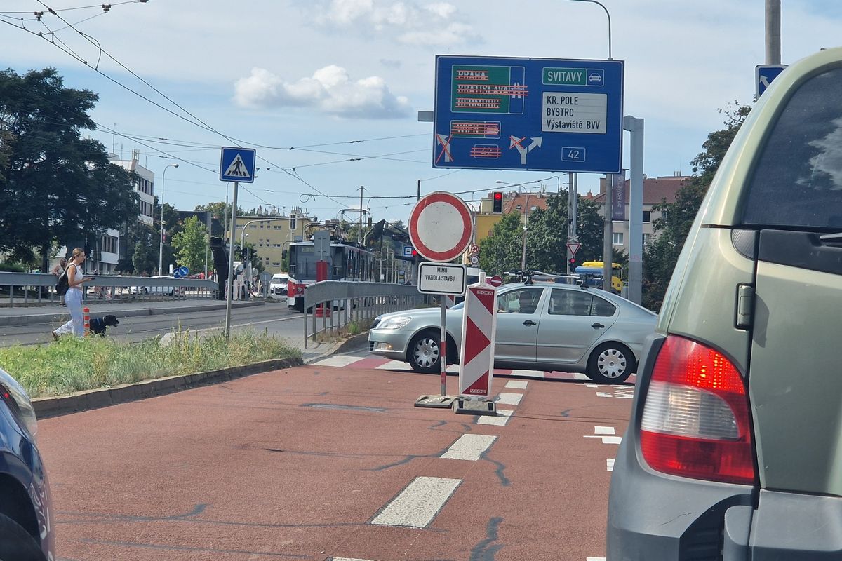 Kolony na okruhu v Brně zmizí kvůli dříve dokončeným pracím, jinde se ale budou řidiči dál trápit
