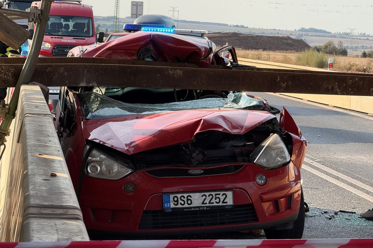 Nákladní vůz s bagrem zavadil u Třebíze o pilíř most, spadla z něj traverza na projíždějící auto