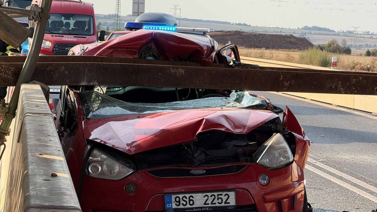 Na osobní auto na D7 u Třebíze spadla traverza