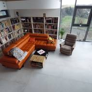 Obývacímu pokoji vévodí výrazná sedací souprava.