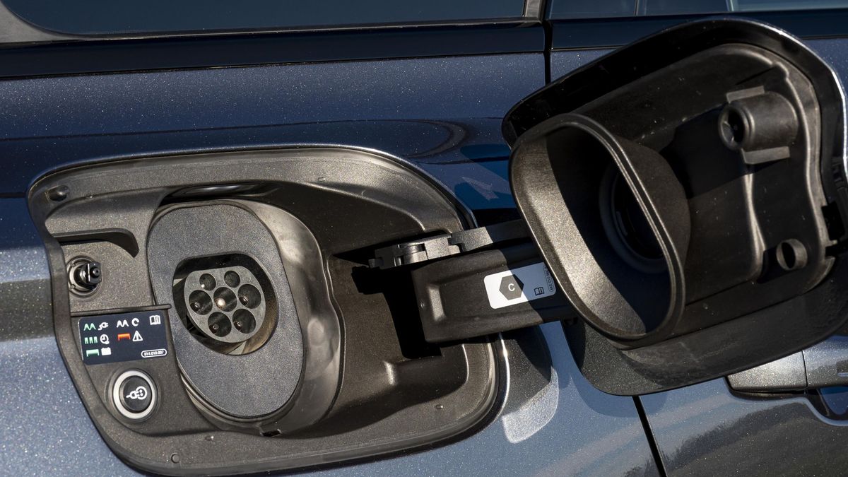 Praha postaví řadu nových nabíječek elektromobilů za skoro půl miliardy