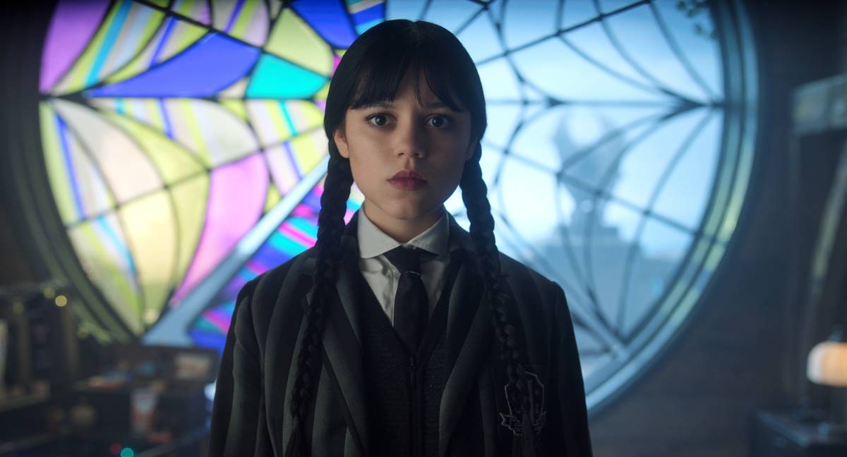 Je zpět a všechno tradičně zhoršuje. Jenna Ortega a její Wednesday