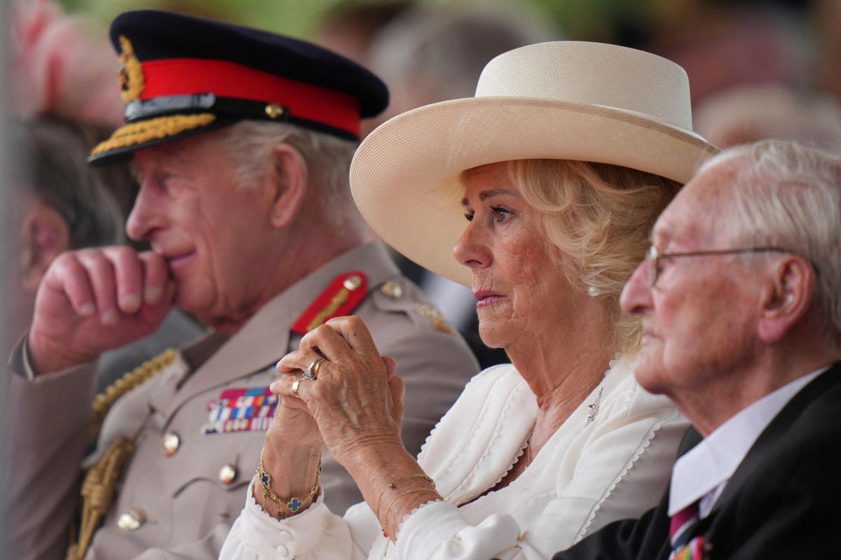 FOTO: 80 let od konce války. Ceremoniálu v Británii se zúčastnil král s královnou