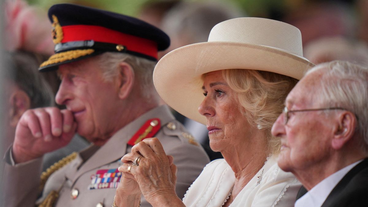 FOTO: 80 let od konce války. Ceremoniálu v Británii se zúčastnil král s královnou