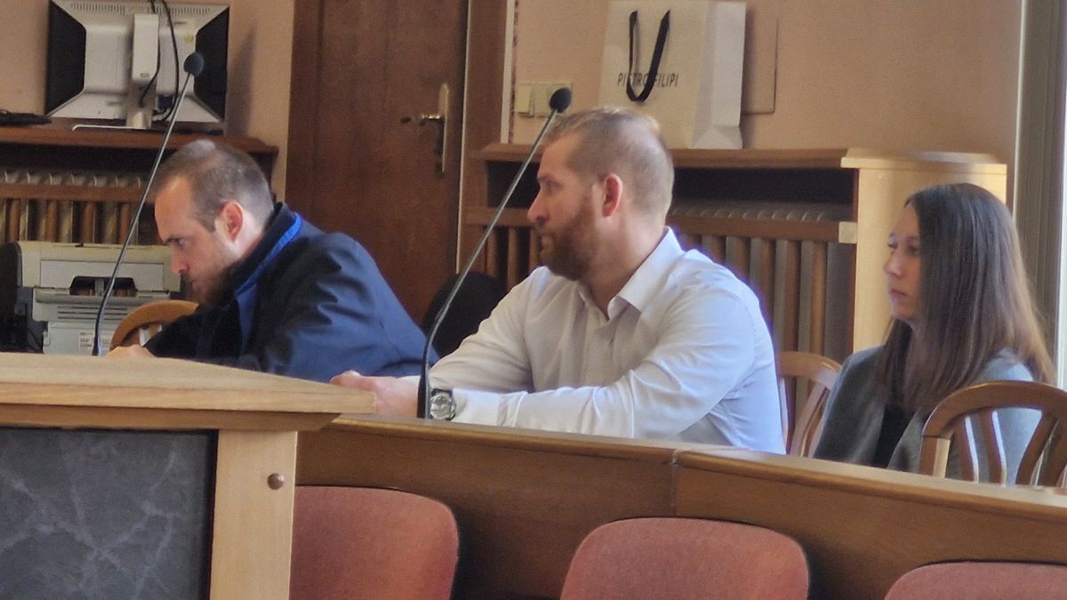 Soud potvrdil podmínky policejnímu páru za zmlácení dívky v opilosti před pražským barem