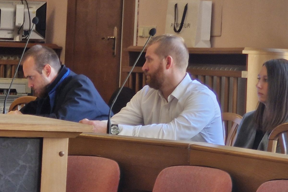 Soud potvrdil podmínky policejnímu páru za zmlácení dívky v opilosti před pražským barem