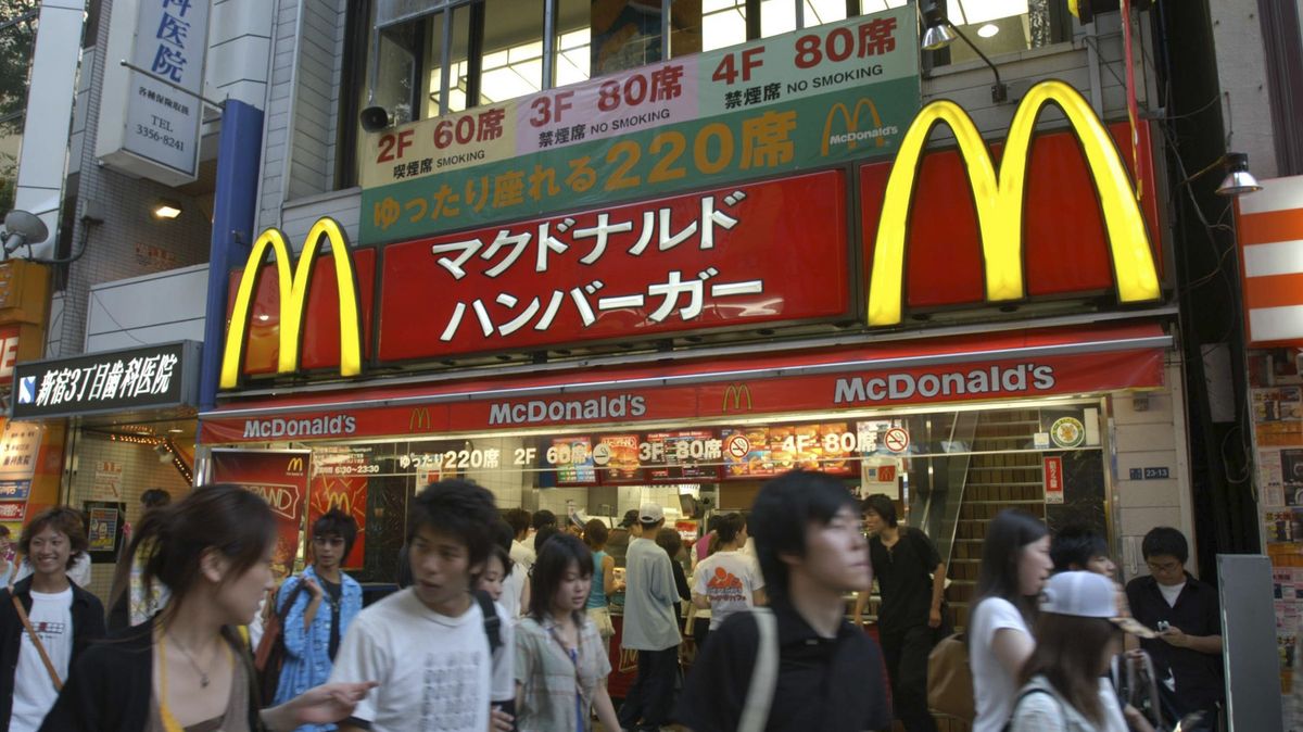 Před japonskými fastfoody se hromadilo nedotčené jídlo, mohly za to kartičky s Pokémony