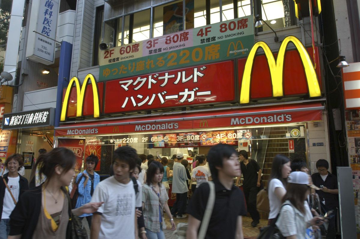 Před japonskými fastfoody se hromadilo nedotčené jídlo, mohly za to kartičky s Pokémony