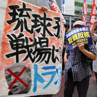 K příležitosti vzpomínkové akce Japonci protestovali proti válkám a používání atomových bomb.