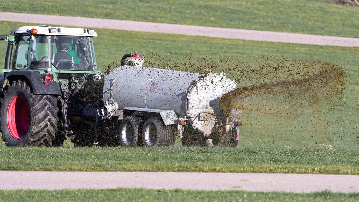 Karavany versus cisterny s kejdou. Dron zachytil, jak francouzští farmáři vypudili z louky ilegální táborníky