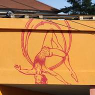 Mural vznikající na železničním mostě v Havlíčkově ulici v Jihlavě.