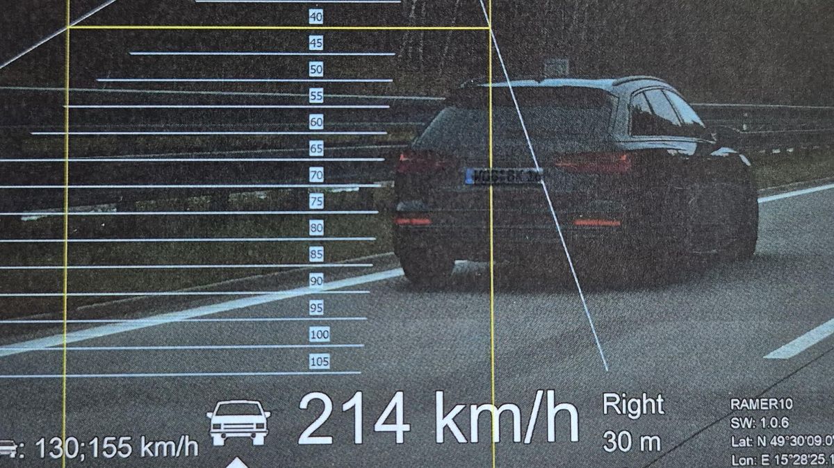 Policisté na dálnici D1 brali řidičáky, dvě audi uháněla rychlostí přes 200 km/h