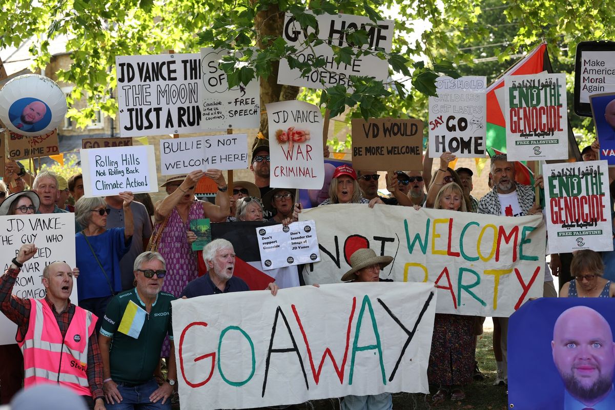 Vypadni! Vance čelí protestům i na své dovolené v Británii
