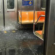 Souprava metra, nebo jezdící bazén?