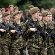 Výstroj, kterou měli studenti v průběhu výcviku na sobě, mohla vážit až patnáct kilo.