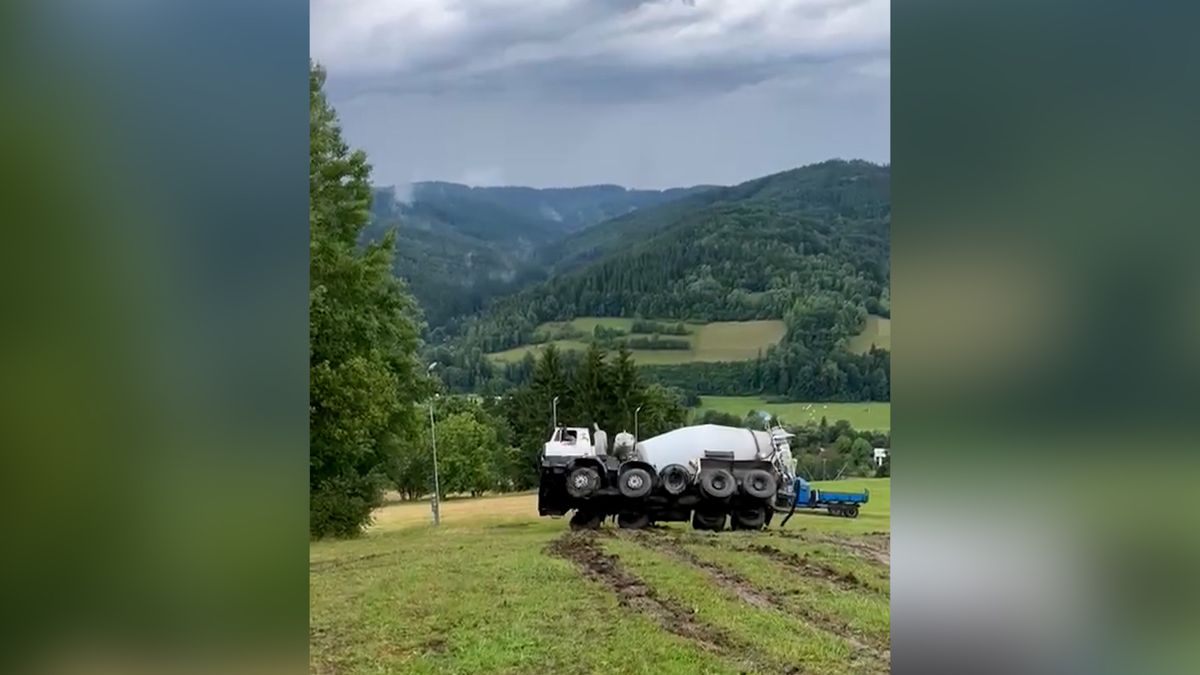 Domíchávač na Valašsku sklouzl ze sjezdovky a převrátil se