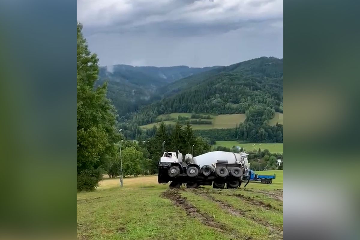 Kuriózní nehoda. Domíchávač na Valašsku sklouzl ze sjezdovky a převrátil se