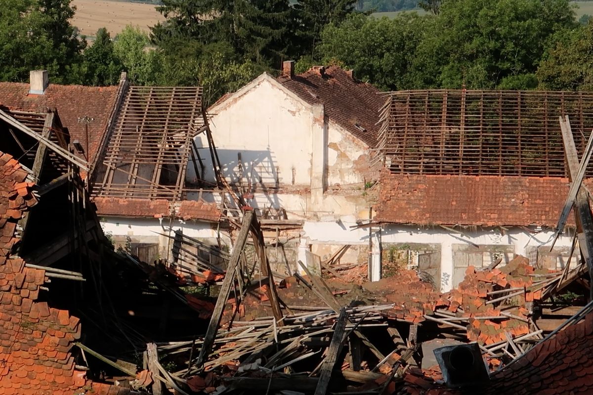Ráj vepřů a ruiny kolem. Památný dvůr pod Zelenou Horou ale už vstává z popela