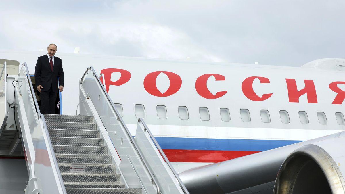 Putinova delegace na Aljašce platila za palivo pro zpáteční let v hotovosti. Kvůli sankcím