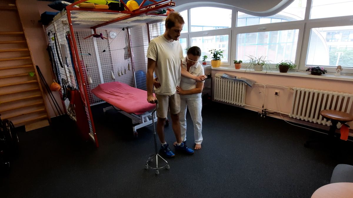 V jednatřiceti dostal mrtvici, přestože žil zdravě a sportoval. Dnes mladý lékař bojuje za návrat na porodní sál
