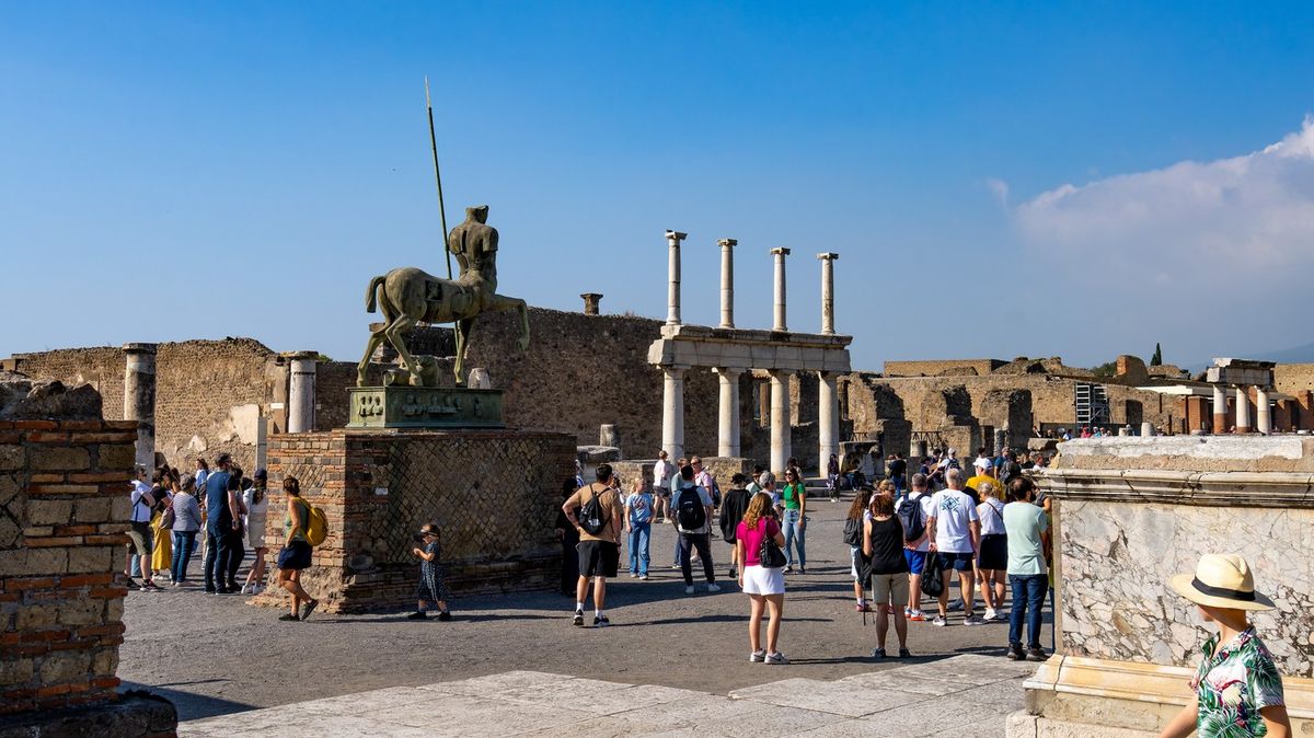 Turistu načapali, jak krade kameny v Pompejích. Může skončit za mřížemi