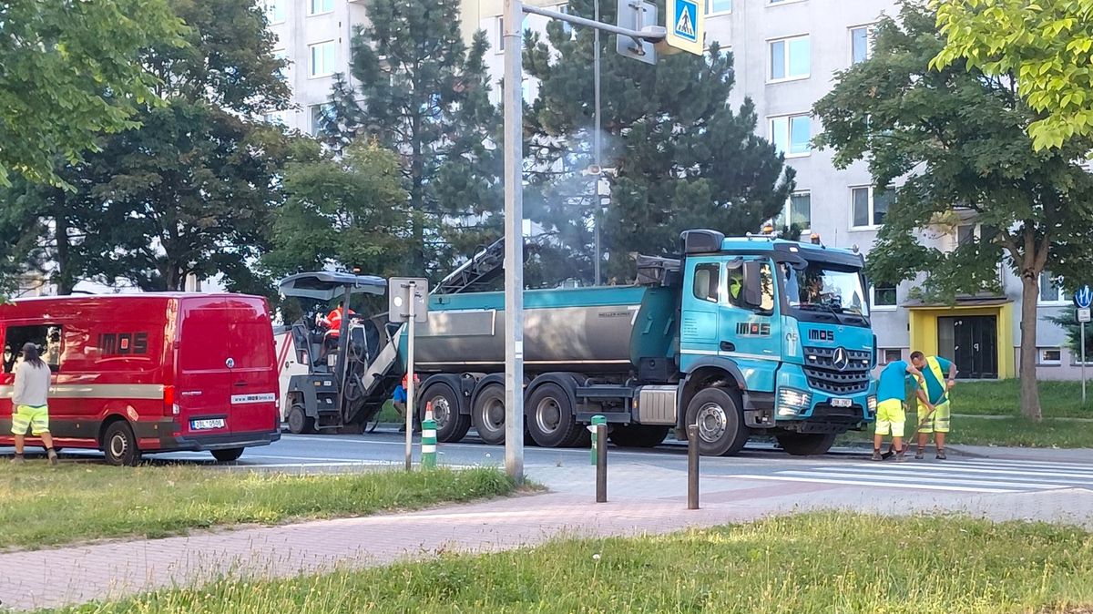 Dopravní kolaps v rozkopaném Žďáru. Firma jindy nemohla, omlouvá ŘSD práce na průtahu